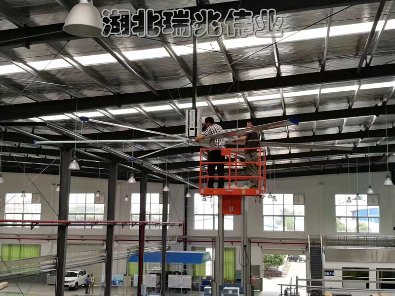 超大型工業(yè)吊扇、湖北瑞兆偉業(yè)通風降溫科技有限公司為17年專業(yè)通風降溫解決方案領航者,為數千家各大品牌企業(yè)提供鋼結構廠房通風降溫方案、大型工業(yè)風扇、物流倉儲大風扇、大吊扇、工業(yè)風扇、車間溫控設備、工業(yè)大吊扇、工業(yè)大風扇、工業(yè)節(jié)能風扇一站式服務及廠房車間通風降溫方案與廠房車間通風降溫設備.工業(yè)大風扇廠家服務熱線:400-7757-027."