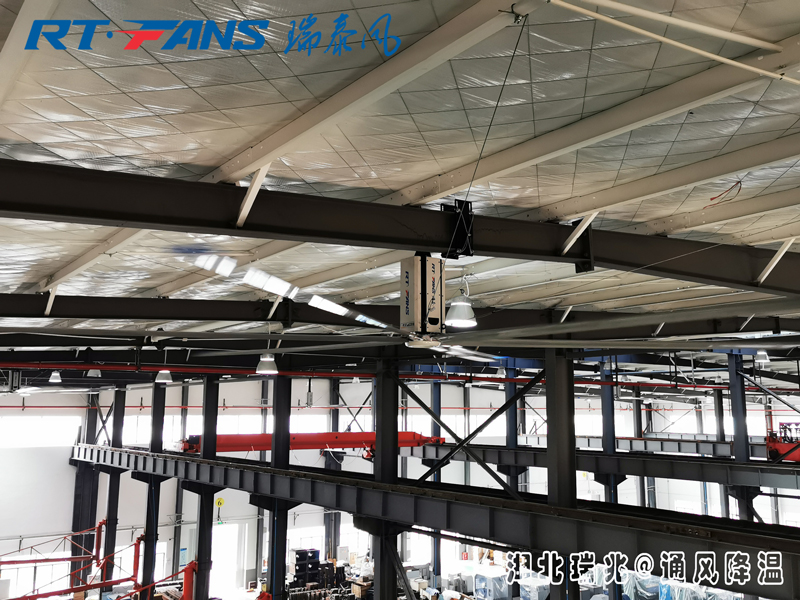 工業(yè)大型風(fēng)扇擁有超大直徑的扇葉，通風(fēng)降溫效好！